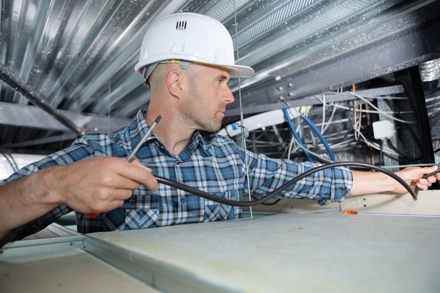 How does the local electrician in Lakeland help in construction service?