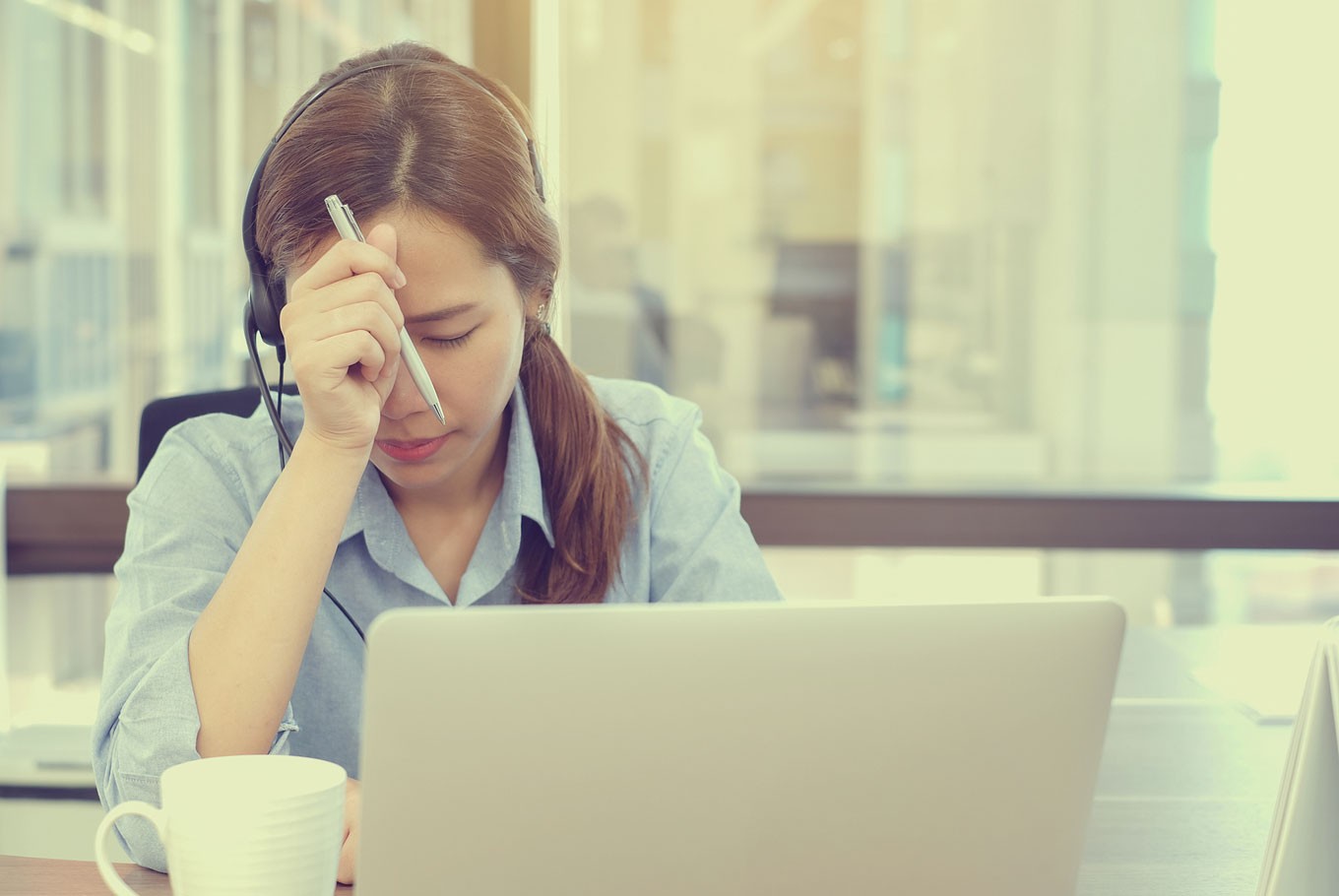 What Explains Lower Overhead Expenses in the Ecommerce Market?